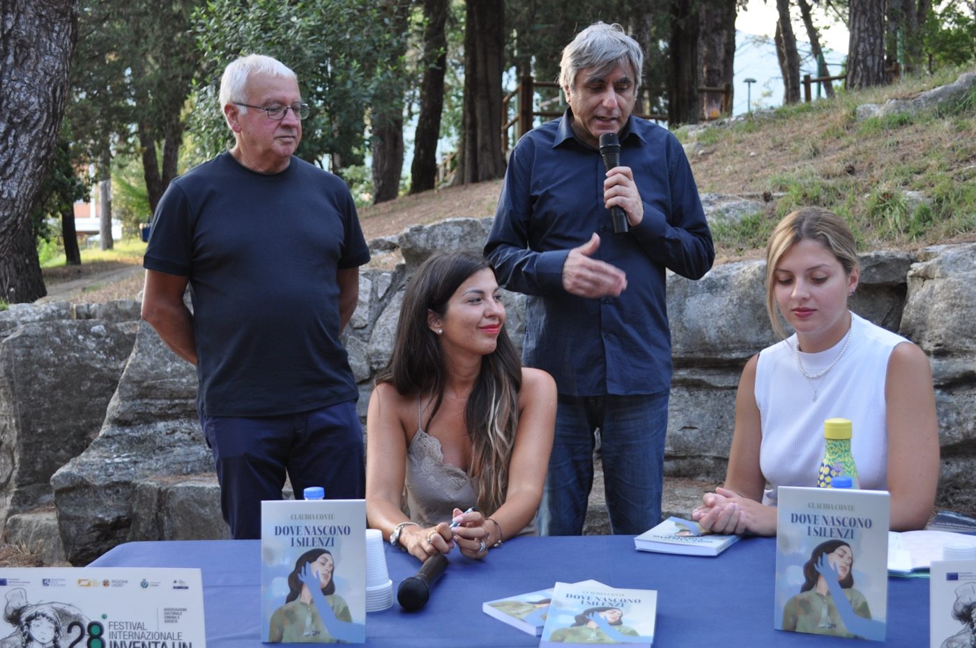 Voci, libri e persone intorno allo stesso tavolo.