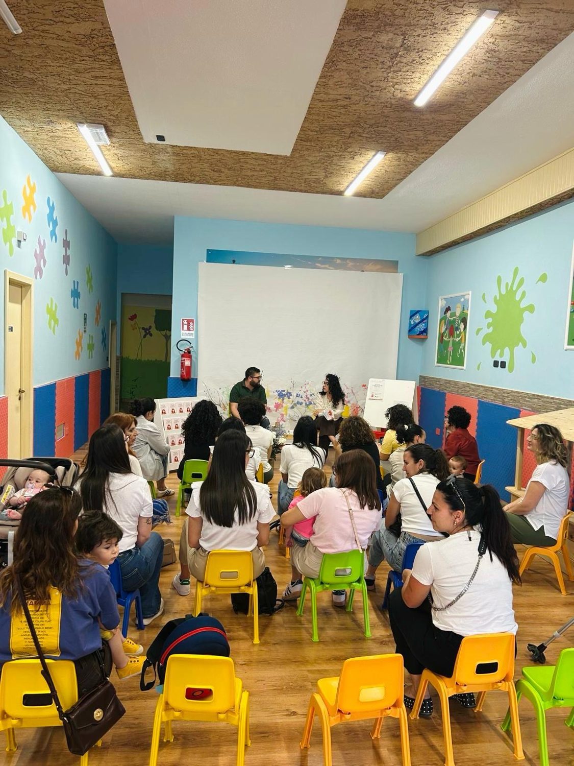 Sedersi insieme, leggere e lasciare spazio al confronto.