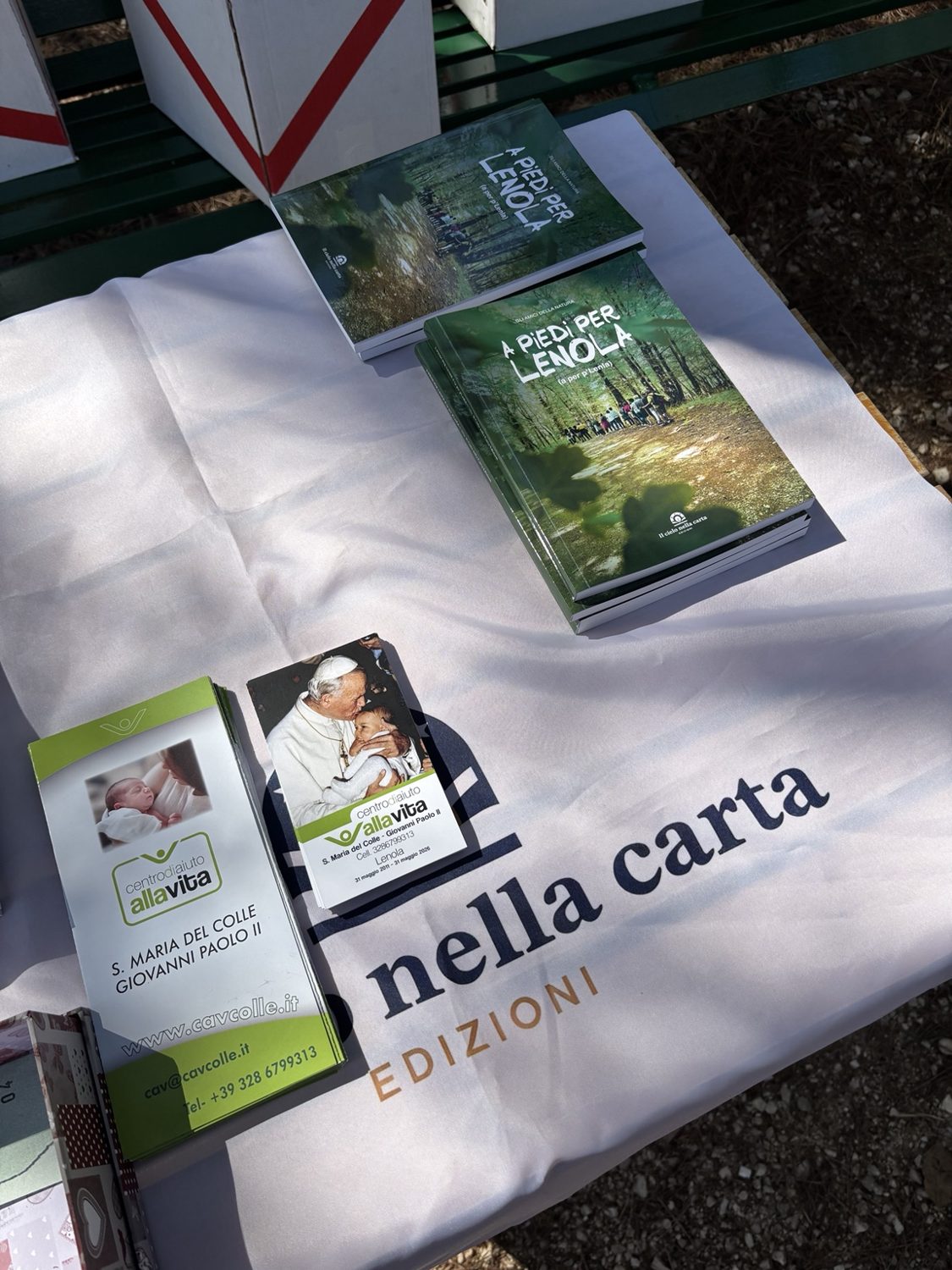 A piedi per Lenola, degli Amici della Natura, sul tavolo della casa editrice.